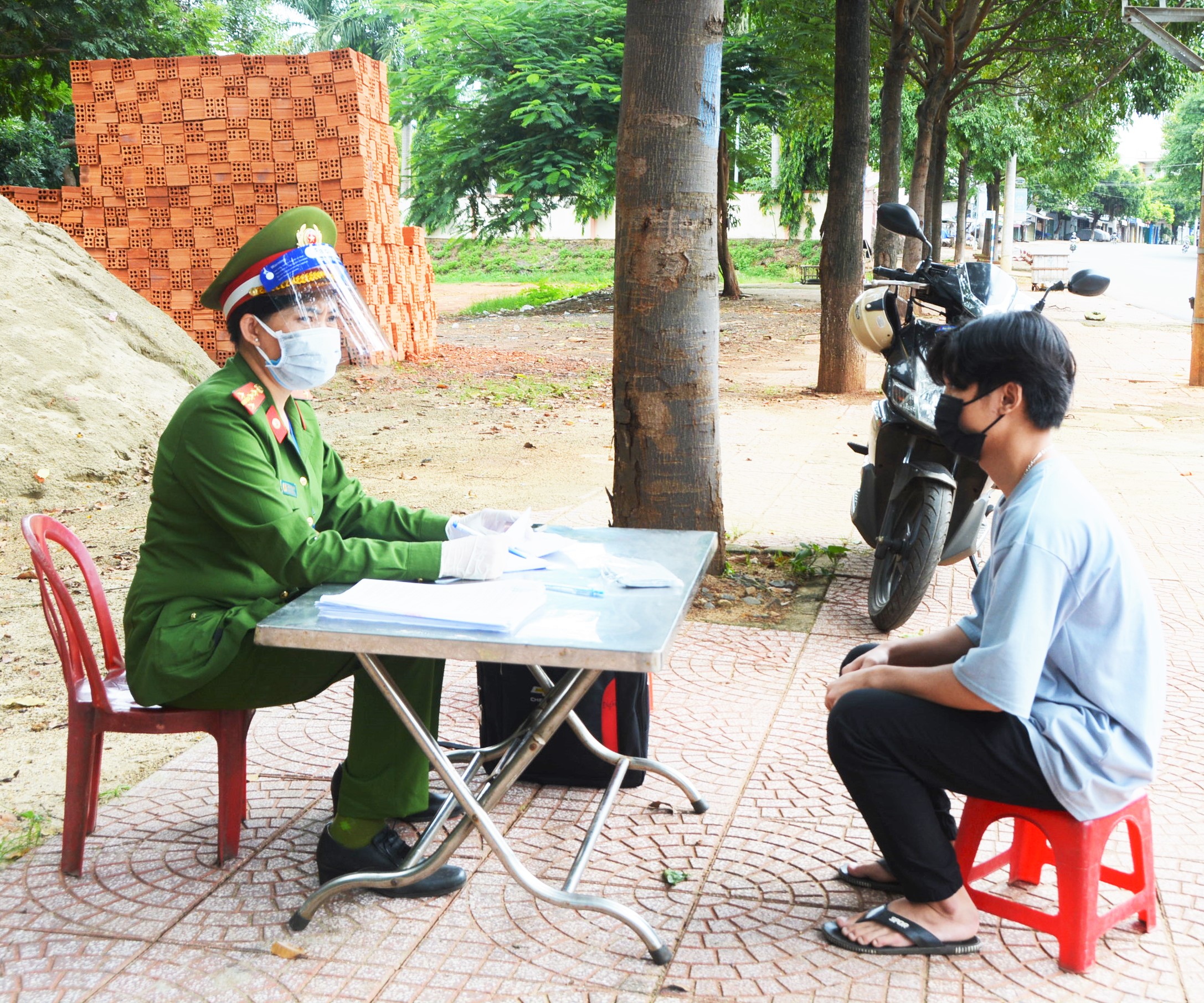 Ngày thứ 3 thực hiện Chỉ thị số 16 của Thủ tướng Chính phủ, TP.Buôn Ma Thuột xử lý 53 trường hợp, thu phạt trên 81 triệu đồng.