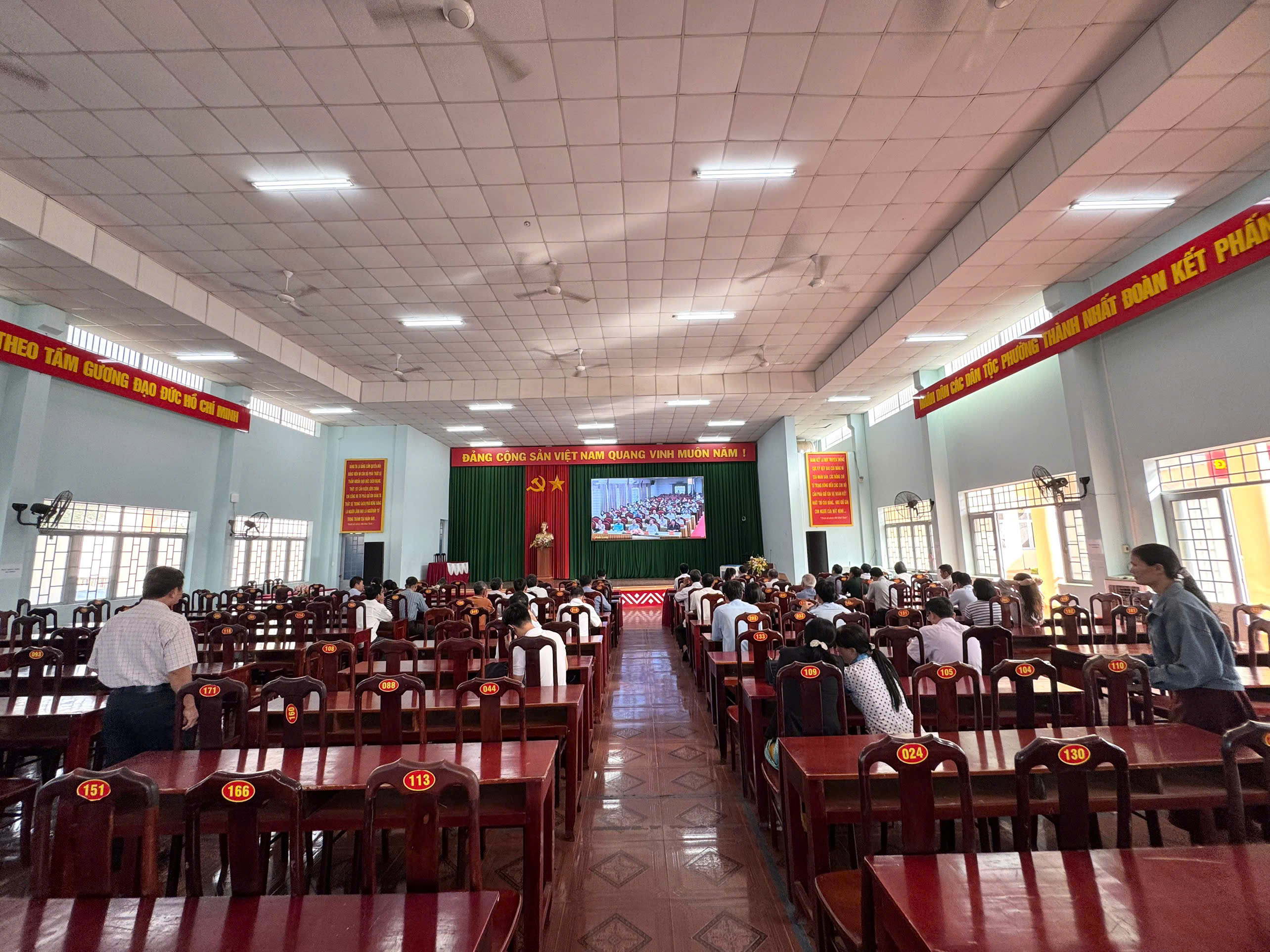 PHƯỜNG THÀNH NHẤT: THAM GIA HỘI NGHỊ HỌC TẬP, QUÁN TRIỆT NGHỊ QUYẾT HỘI NGHỊ TRUNG ƯƠNG 4 (KHÓA XIV)