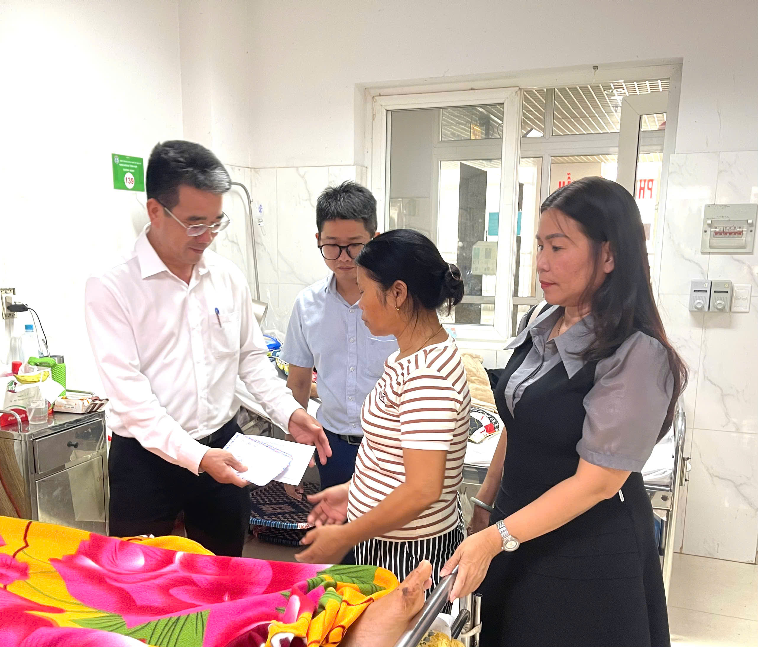 LÃNH ĐẠO PHƯỜNG THÀNH NHẤT THĂM HỎI, TẶNG QUÀ BUÔN TRƯỞNG BUÔN KY BỊ TAI NẠN GIAO THÔNG