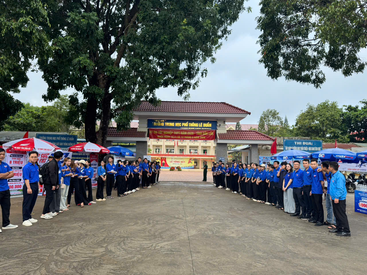 LÃNH ĐẠO PHƯỜNG THÀNH NHẤT ĐỘNG VIÊN THÍ SINH TẠI ĐIỂM THI THPT LÊ DUẨN