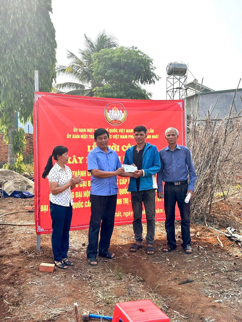 gen-h-cap-uy-trao-qua