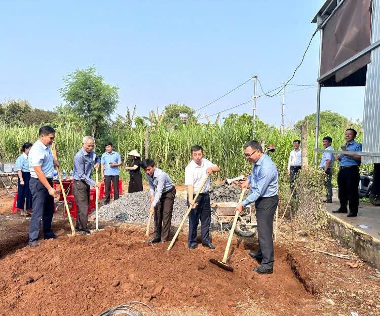 gen-n-lanh-dao-khoi-cong